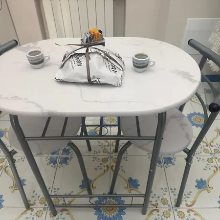 Mari Roose Frühstückspension Neapel